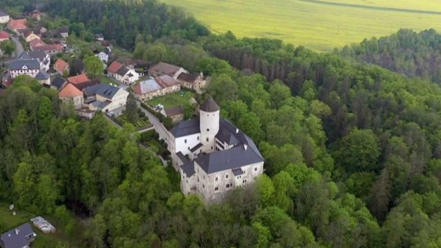 Krajinou příběhů českých hradů známých i neznámých